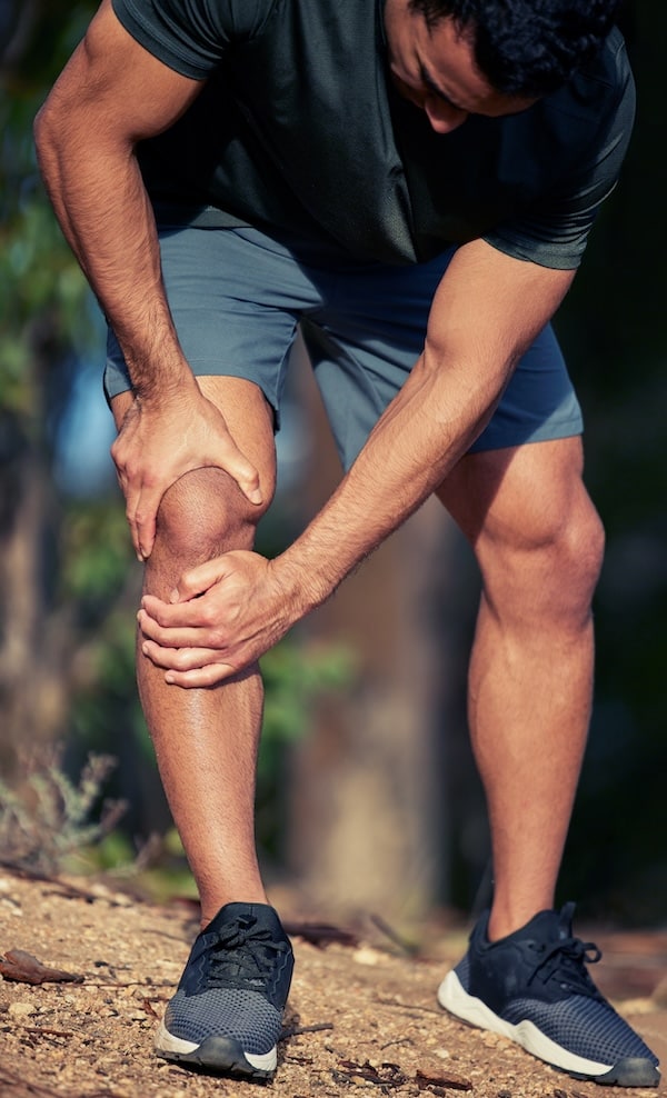 Experiencing a bit of pain and stiffness in his knee. bon geste rameur - tirage poignee